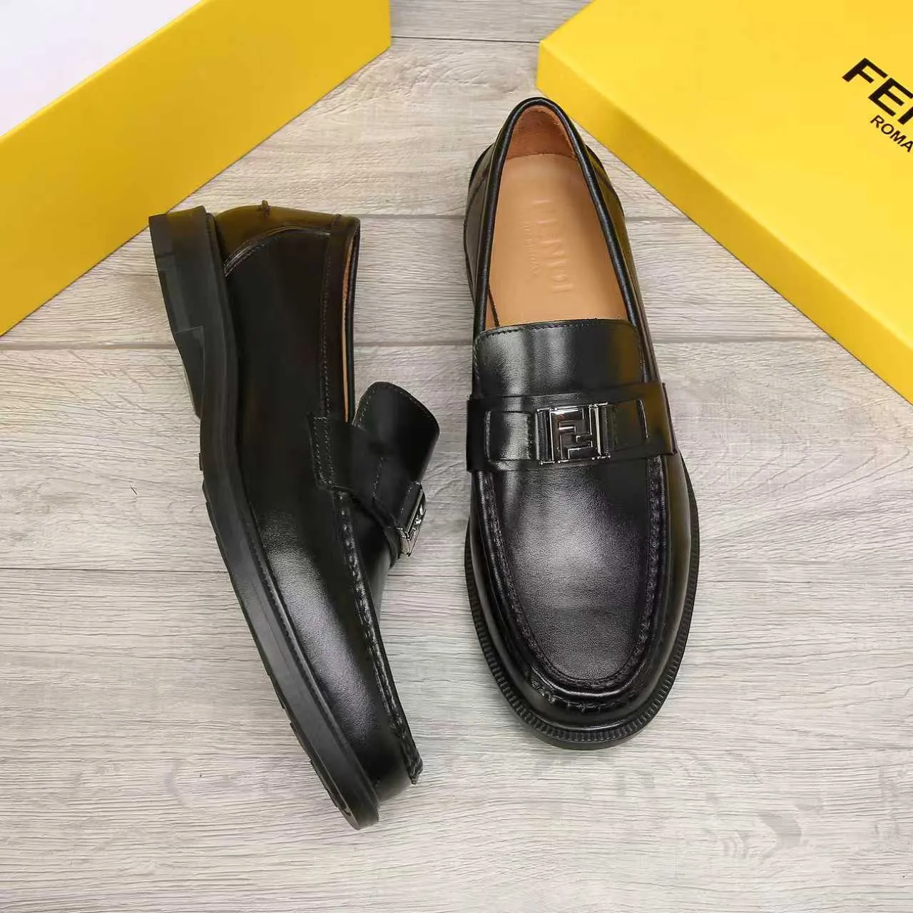 ​Men's shoes 💰 500 💰 Water dyed cowhide 🆘 The latest FENDI ( Fendi ) new casual leather shoes 🕶️🕶️ Simple routing effect, showing an elegant and cool driving shoe 🎬Made of Italian 🇮🇹 imported calfskin + first-layer water-dyed cowhide lining🐂Excellent material🎬Detailed workmanship 🤗Comfortable foot feel➰➰. ​Pair it with any outfit to show your taste and temperament, low-key luxury ♻️Design ​simple and elegant ​noble and fashionable 🍃​Very loved and favored by trendy men 💓❤️Size: 38-44 2⃣️colors available